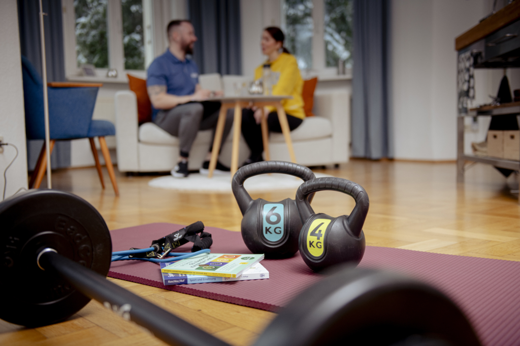 Personal Trainer Richard Proch zeigt Übungen gegen die Folgen von langem Sitzen und Bewegungsmangel für mehr Gesundheit im Alltag in Dresden.