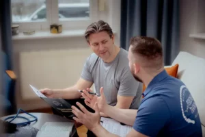 Personal Trainer Richard Proch beim 1:1 Training zuhause in Dresden mit einem Unternehmer.