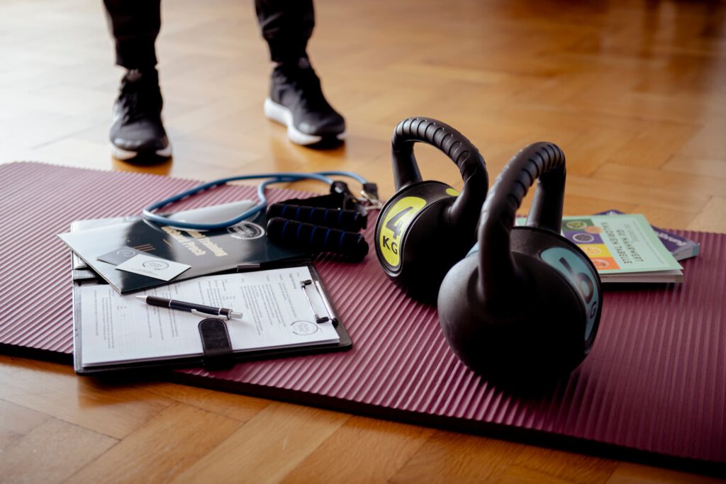 Physiotherapeut Richard Proch nutzt professionelles Trainingsequipment für medizinisches Personal Training in Dresden zur gezielten Schmerzlinderung und Funktionsverbesserung.