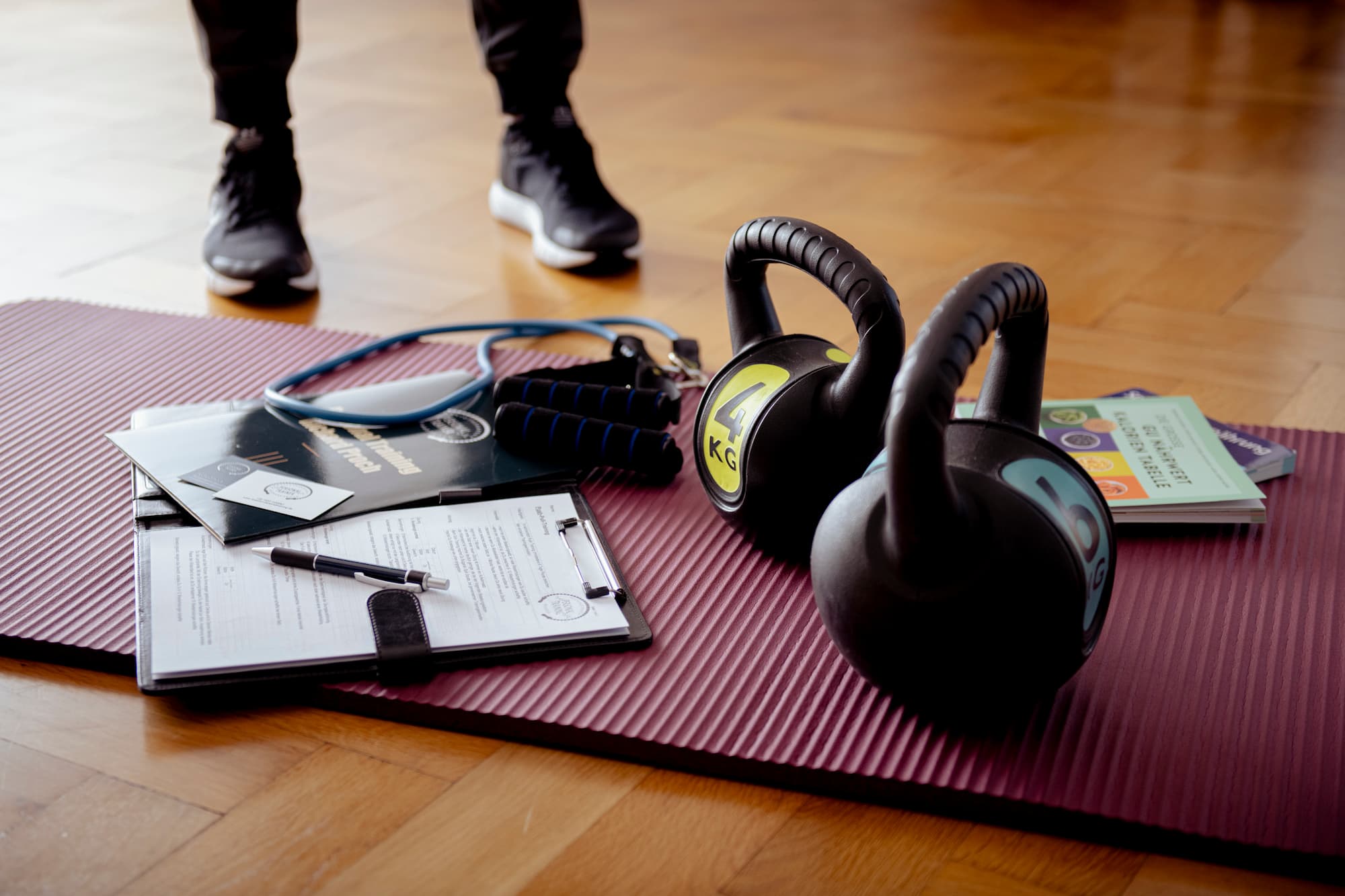 Physiotherapeut Richard Proch nutzt professionelles Trainingsequipment für medizinisches Personal Training in Dresden zur gezielten Schmerzlinderung und Funktionsverbesserung.