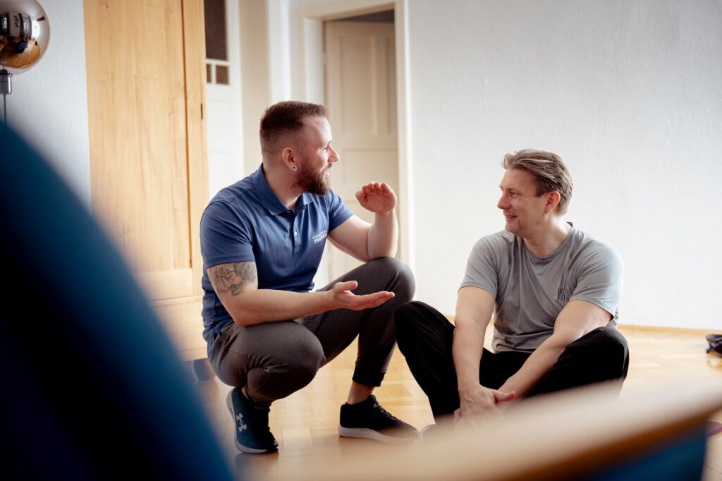 Physiotherapeut Richard Proch bei der Korrektur einer Rückenübung in Dresden zur gezielten Linderung von Rückenschmerzen und Verbesserung der Haltung.