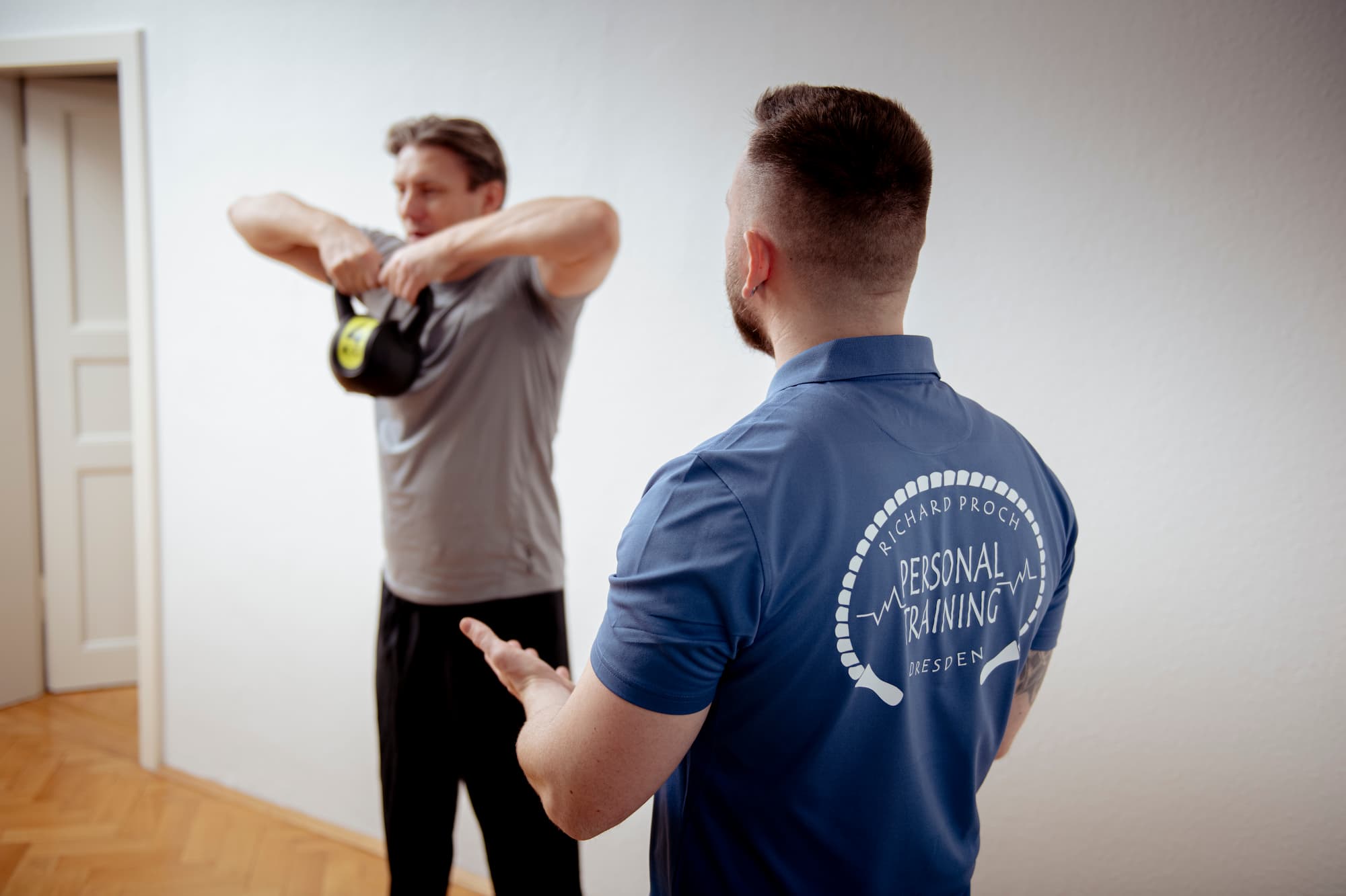 Physiotherapeut Richard Proch coacht Männer und Frauen ab 40 in Dresden beim medizinisch fundierten Krafttraining zur Vorbeugung von Muskelabbau und Osteoporose.