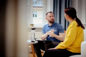 Personal Trainer Richard Proch leitet ein gesundheitsorientiertes Training zuhause im Dresdner Stadtteil Striesen zur nachhaltigen Schmerzreduktion.