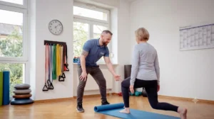 Gesund älter werden mit Personal Trainer Richard Proch bei einer Mobilisationsübung im privaten Garten in Dresden-Blasewitz.